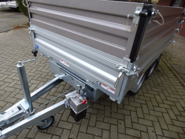 Humbaur HTK 2700.27 Dreiseitenkipper mit Alubordwnden, Stahl-Aufsatzbordwnde und Handpumpe