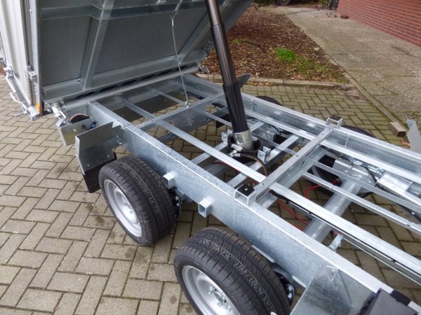 Humbaur HTK 2700.27 Dreiseitenkipper mit Alubordwnden, Stahl-Aufsatzbordwnde und Handpumpe