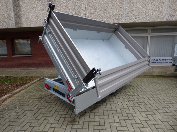 Humbaur HTK 2700.27 Dreiseitenkipper mit Alubordwnden, Stahl-Aufsatzbordwnde und Handpumpe