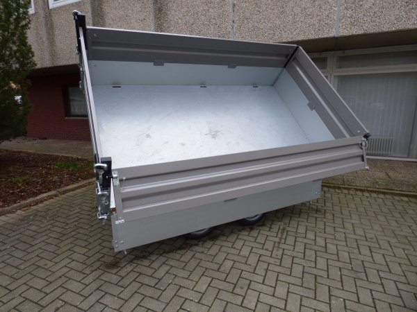 Humbaur HTK 2700.27 Dreiseitenkipper mit Alubordwnden, Stahl-Aufsatzbordwnde und Handpumpe