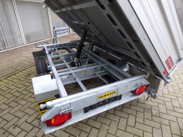 Humbaur HTK 2700.27 Dreiseitenkipper mit Alubordwnden, Stahl-Aufsatzbordwnde und Handpumpe