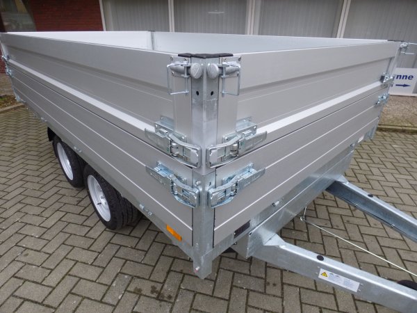 Saris Tandem-Dreiseitenkipper K3 306 184 2700 2 E mit E-Pumpe, Aufsatzbordwnden und Rampenschubladen, 2,7t zGG, 306x184x60cm