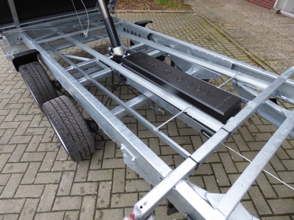 Saris Tandem-Dreiseitenkipper K3 306 184 2700 2 E mit E-Pumpe, Aufsatzbordwnden und Rampenschubladen, 2,7t zGG, 306x184x60cm