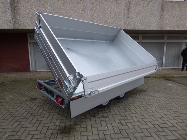 Saris Tandem-Dreiseitenkipper K3 306 184 2700 2 E mit E-Pumpe, Aufsatzbordwnden und Rampenschubladen, 2,7t zGG, 306x184x60cm