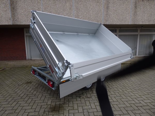 Saris Tandem-Dreiseitenkipper K3 306 184 2700 2 E mit E-Pumpe, Aufsatzbordwnden und Rampenschubladen, 2,7t zGG, 306x184x60cm