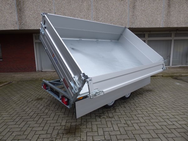 Saris Tandem-Dreiseitenkipper K3 306 184 2700 2 E mit E-Pumpe, Aufsatzbordwnden und Rampenschubladen, 2,7t zGG, 306x184x60cm