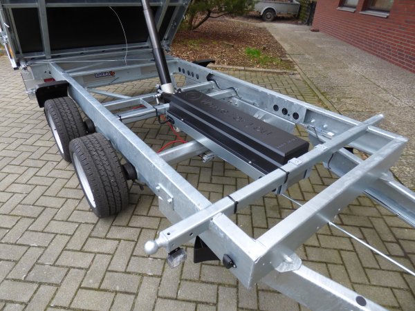 Saris Tandem-Dreiseitenkipper K3 306 184 3500 2 E mit E-Pumpe und Aufsatzbordwnden, 3,5t zGG, 306x184x60cm