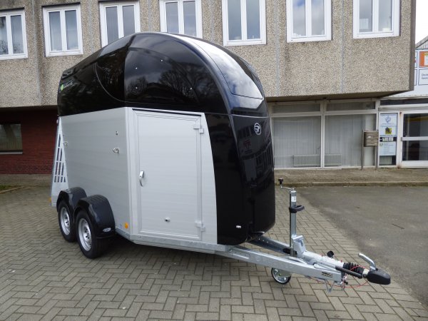 Careliner ALU Dach und Bug in night mit Panoramadach, Sattelkammer Premium mit ausziehbaren Haltern, Panoramadach und Bruststangenzusatzpolster