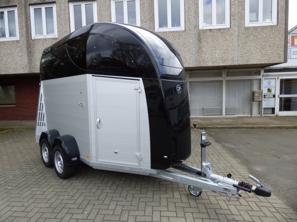 Careliner ALU Dach und Bug in night mit Panoramadach, Sattelkammer Premium mit ausziehbaren Haltern, Panoramadach, Bi-LED Beleuchtung und Bruststangenzusatzpolster