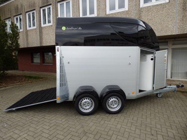 Careliner ALU Dach und Bug in night mit Panoramadach, Sattelkammer Premium mit ausziehbaren Haltern, Panoramadach und Bruststangenzusatzpolster