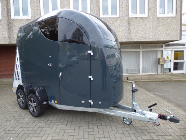 Careliner M grey/grey mit Panoramadach, Sattelkammer premium mit ausziehbaren Haltern, Boxenstangenzusatzpolster und Alufelgen (black/shadow), dritte Bremsleuchte, zweite Innenleuchte