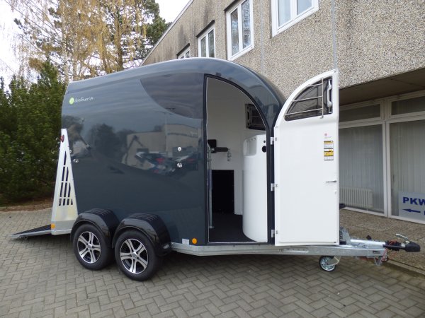 Careliner M grey/grey mit Panoramadach, Sattelkammer premium mit ausziehbaren Haltern, Boxenstangenzusatzpolster und Alufelgen (black/shadow), dritte Bremsleuchte, zweite Innenleuchte