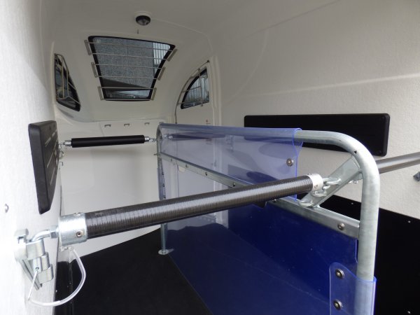 Careliner M grey/grey mit Panoramadach, Sattelkammer Premium, Alufelgen Ultimate Black, Boxenstangenzusatzpolster, dritte Bremsleuchte LED, zweite Innenleuchte LED