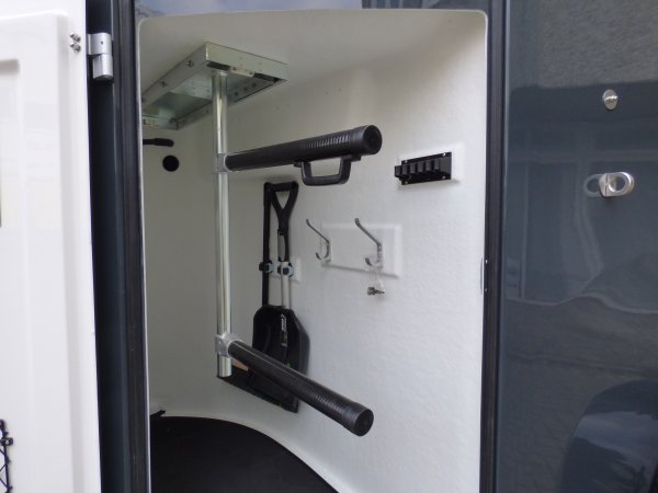 Careliner M grey/grey mit Panoramadach, Sattelkammer Premium, Alufelgen Ultimate Black, Boxenstangenzusatzpolster, dritte Bremsleuchte LED, zweite Innenleuchte LED