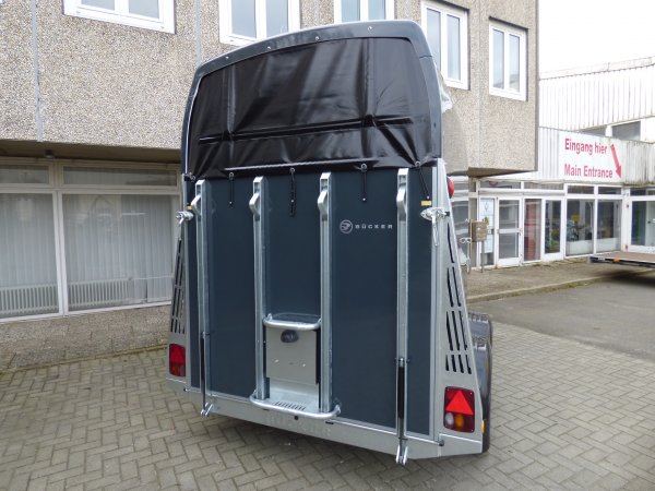 Careliner M grey/grey mit Panoramadach, Sattelkammer Premium, Alufelgen Ultimate Black, Boxenstangenzusatzpolster, dritte Bremsleuchte LED, zweite Innenleuchte LED