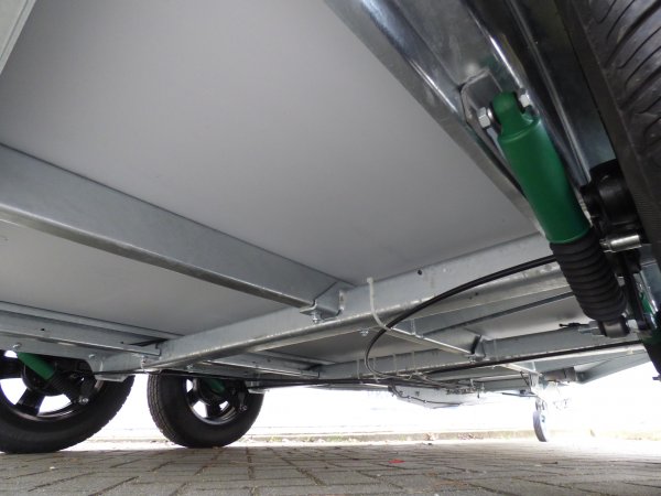 Careliner M grey/grey mit Panoramadach, Sattelkammer Premium, Alufelgen Ultimate Black, Boxenstangenzusatzpolster, dritte Bremsleuchte LED, zweite Innenleuchte LED