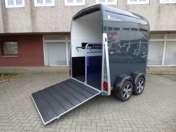 Careliner M grey/grey mit Panoramadach, Sattelkammer Premium, Alufelgen Ultimate Black, Boxenstangenzusatzpolster, dritte Bremsleuchte LED, zweite Innenleuchte LED