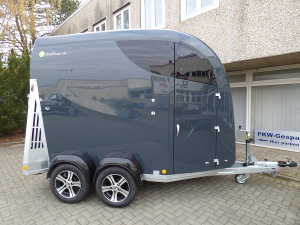 Careliner M grey/grey mit Panoramadach, Sattelkammer Premium, Alufelgen Ultimate Black, Boxenstangenzusatzpolster, dritte Bremsleuchte LED, zweite Innenleuchte LED