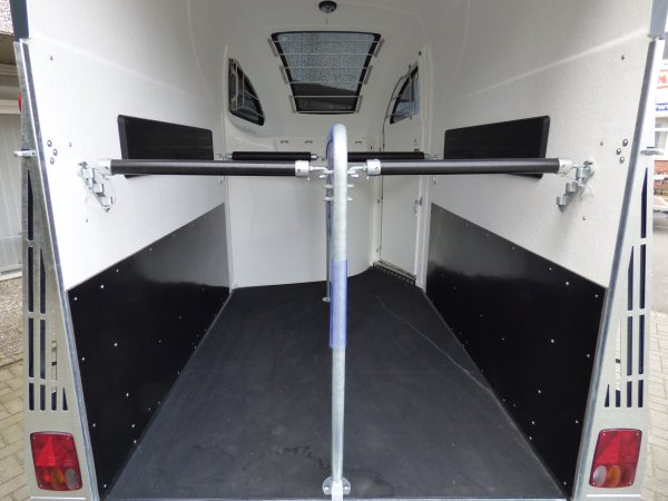 Careliner M grey/grey mit Panoramadach, Sattelkammer Premium, Alufelgen Ultimate Black, Boxenstangenzusatzpolster, dritte Bremsleuchte LED, zweite Innenleuchte LED
