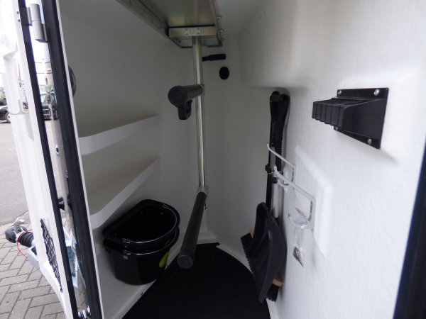 Careliner M grey/grey mit Panoramadach, Sattelkammer Premium, Alufelgen Ultimate Black, Boxenstangenzusatzpolster, dritte Bremsleuchte LED, zweite Innenleuchte LED
