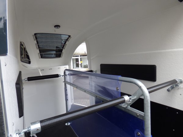 Careliner M grey/grey mit Panoramadach, Sattelkammer Premium, Alufelgen Ultimate Black, Boxenstangenzusatzpolster, dritte Bremsleuchte LED, zweite Innenleuchte LED
