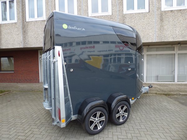 Careliner M grey/grey mit Panoramadach, Sattelkammer Premium, Alufelgen Ultimate Black, Boxenstangenzusatzpolster, dritte Bremsleuchte LED, zweite Innenleuchte LED