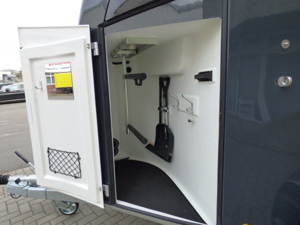 Careliner M grey/grey mit Panoramadach, Sattelkammer Premium, Alufelgen Ultimate Black, Boxenstangenzusatzpolster, dritte Bremsleuchte LED, zweite Innenleuchte LED