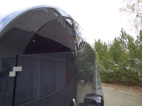 Careliner M grey/grey mit Panoramadach, Sattelkammer Premium, Alufelgen Ultimate Black, Boxenstangenzusatzpolster, dritte Bremsleuchte LED, zweite Innenleuchte LED