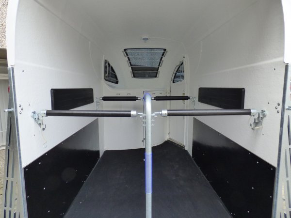 Careliner L white/white, Panoramadach, Bi-LED Beleuchtung, Bruststangenzusatzpolster, 3.Bremsleuchte und Alufelgen (ultimate black)