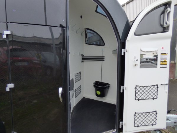 Neues Modell: Pferdeanhnger Careliner XL, schwarz met., 2700kg