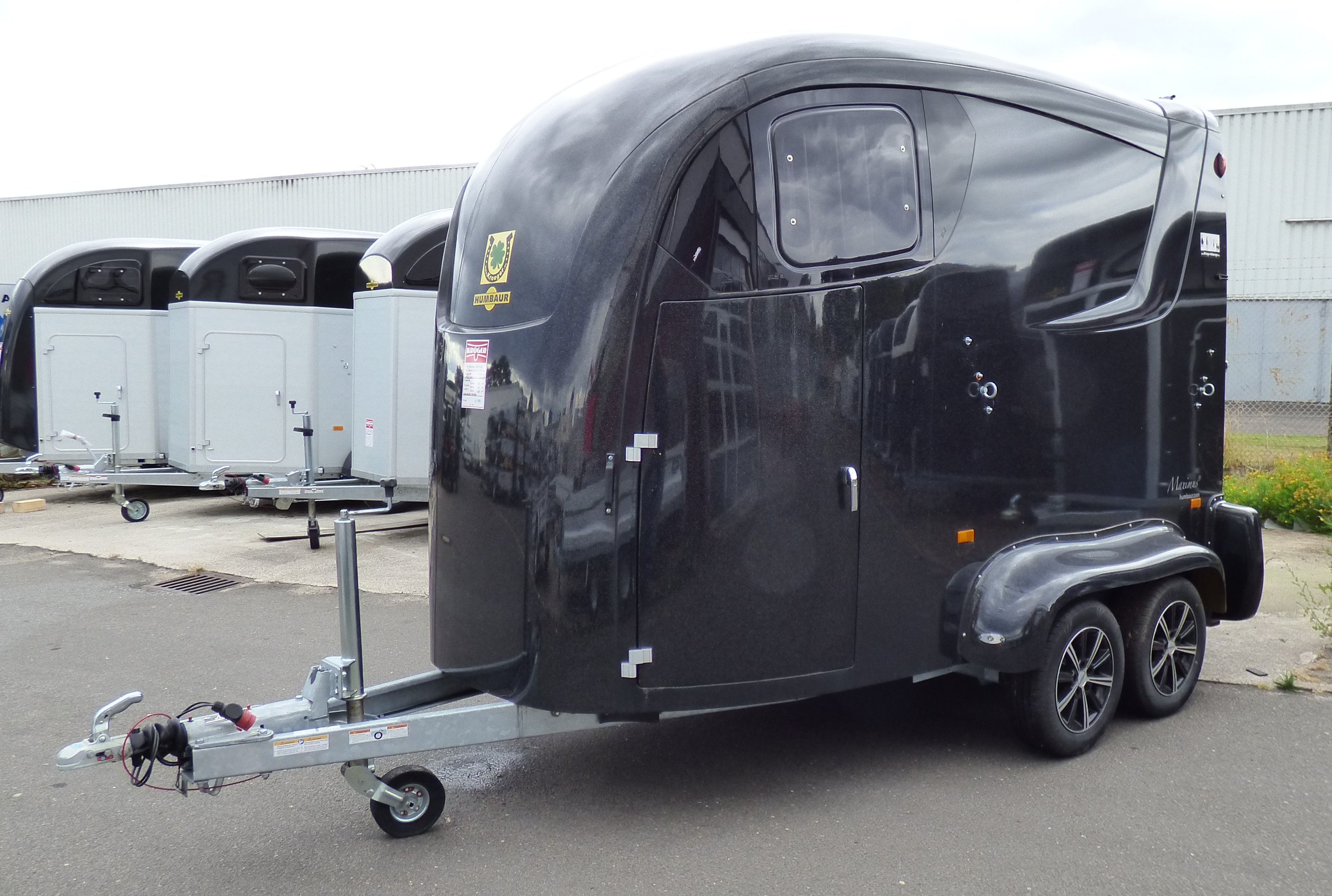 humbaur-maximus-2-7t-schwarz-metallic-windflap-alufelgen-3te