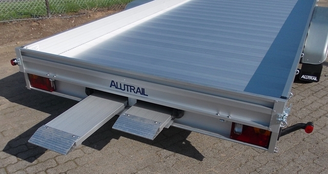 Alutrail 26 F 50.20 mit unterschiebbaren Rampen und Winde