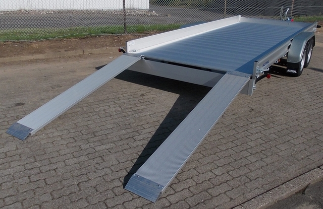 Alutrail 26 F 50.20 mit unterschiebbaren Rampen und Winde