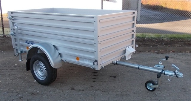 Alutrail 75 U 22.12 mit 30cm ALUTRAIL-Aufsatzbordwänden und 2 Heckstützen