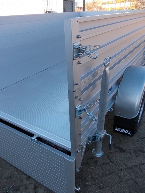 Alutrail 75 U 22.12 mit 30cm ALUTRAIL-Aufsatzbordwänden und 2 Heckstützen