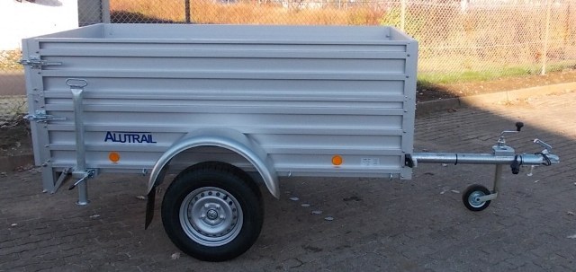Alutrail 75 U 22.12 mit 30cm ALUTRAIL-Aufsatzbordwänden und 2 Heckstützen