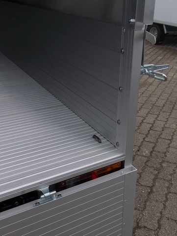 Alutrail 75U22.12 Eco-Edition mit Hochplane 135cm Innenhöhe, Tempo 100 und 2 Heckstützen