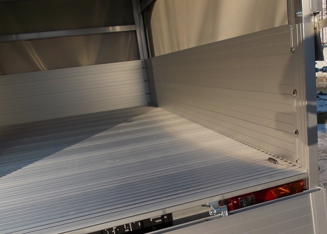 Alutrail 75U24.14 Eco-Edition mit Hochplane 135cm Innenhöhe, Tempo 100 und 2 Heckstützen