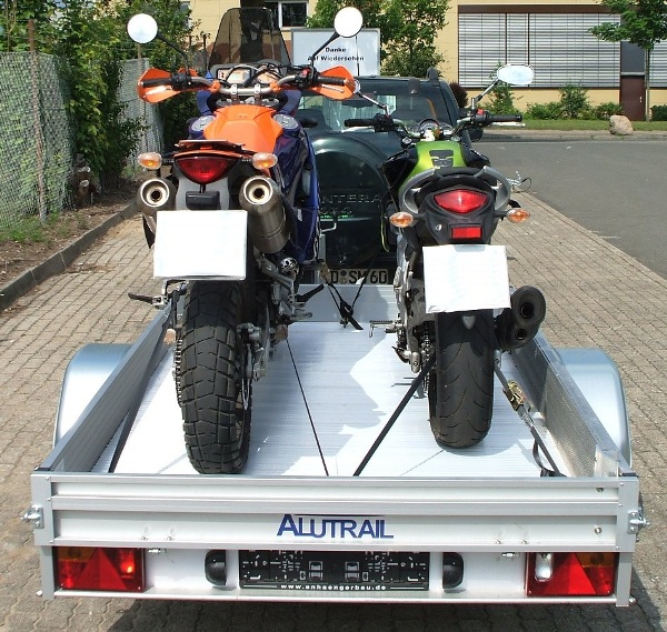 Alutrail 12 Z 26.16 mit 2 verstellbaren Vorderradwippen, Tempo 100 und Alurampe 220x30cm