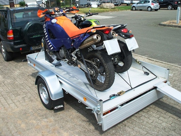 Alutrail 12 Z 26.16 mit 2 verstellbaren Vorderradwippen, Tempo 100 und Alurampe 220x30cm