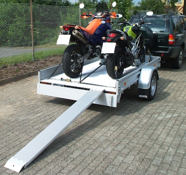 Alutrail 12 Z 26.16 mit 2 verstellbaren Vorderradwippen, Tempo 100 und Alurampe 220x30cm