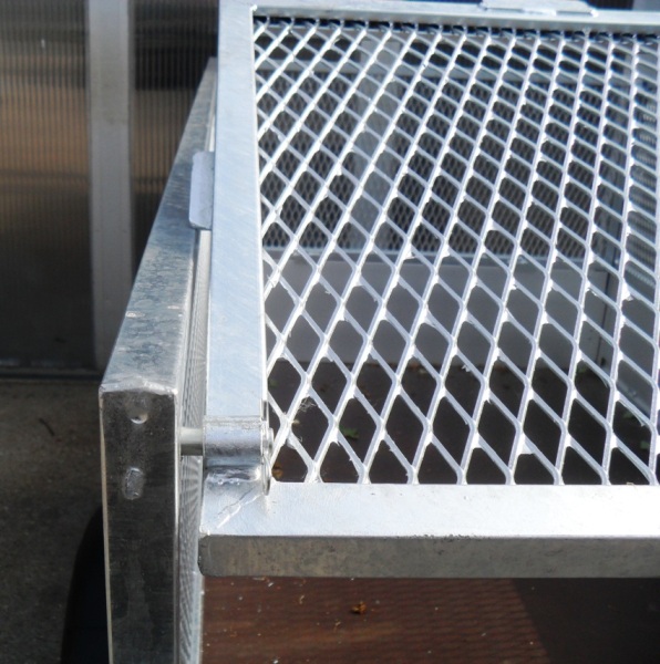 Humbaur HA 132513 mit Bugklappe und 62cm Laubgitteraufsatz