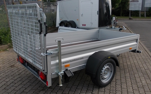 Humbaur HA 132513 mit Bugklappe 2 Stützen und Überfahrwand