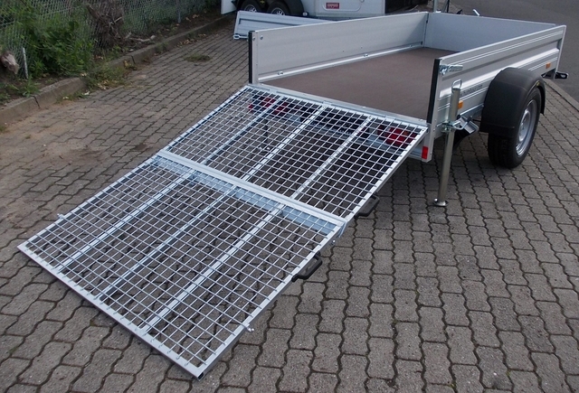 Humbaur HA 132513 mit Bugklappe 2 Stützen und Überfahrwand
