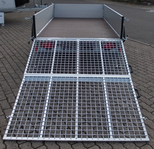 Humbaur HA 132513 mit Bugklappe 2 Stützen und Überfahrwand