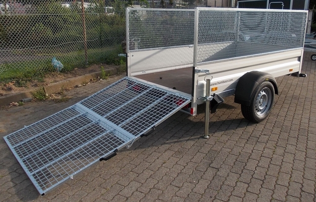 Humbaur HA 132513 mit Bugklappe, 2 Stützen, Überfahrwand und Gitteraufsatz