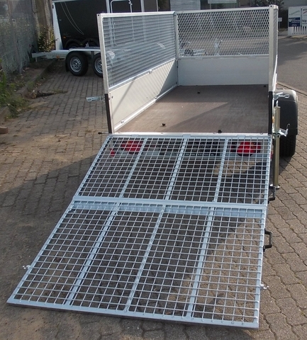 Humbaur HA 132513 mit Bugklappe, 2 Stützen, Überfahrwand und Gitteraufsatz