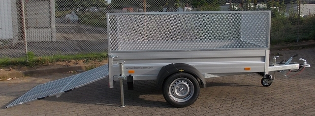 Humbaur HA 132513 mit Bugklappe, 2 Stützen, Überfahrwand und Gitteraufsatz