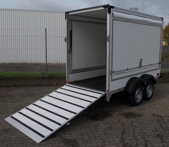 Humbaur HK 253015-20P mit Auffahrrampe und seitlichen Verkaufsklappen