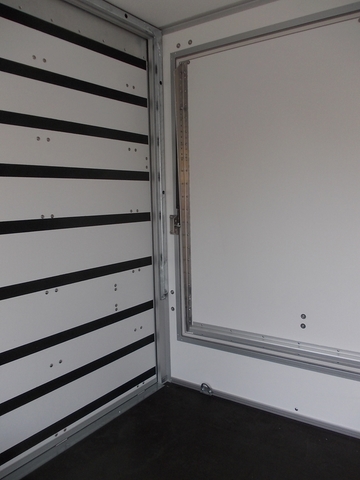 Humbaur HK 253015-20P mit Auffahrrampe und seitlichen Verkaufsklappen